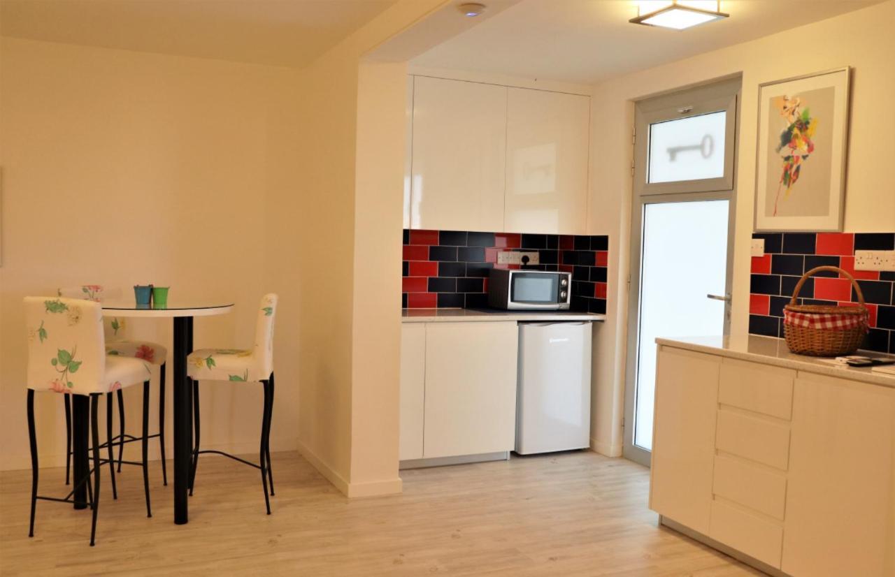 Red Cozy Stay Limassol Exterior photo